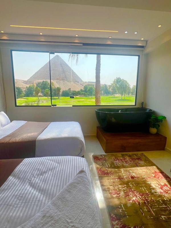 Chambre triple avec vue sur les pyramides